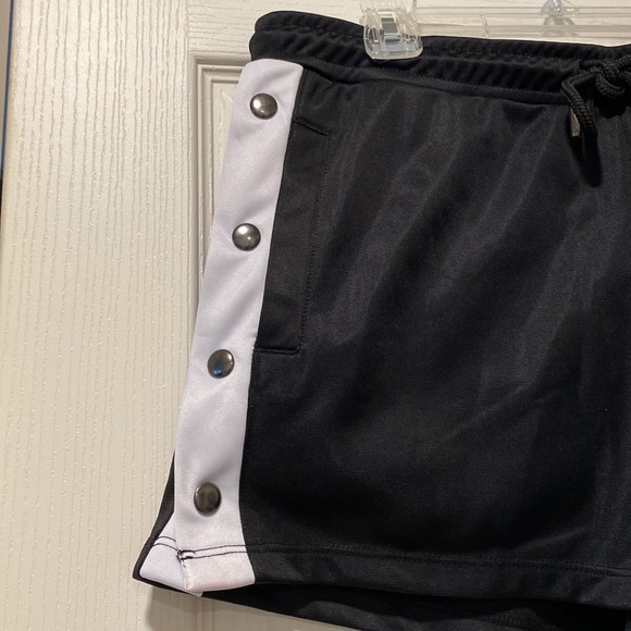 Urban Outfitters M Black/White Button Shorts - Picture 3 of 9